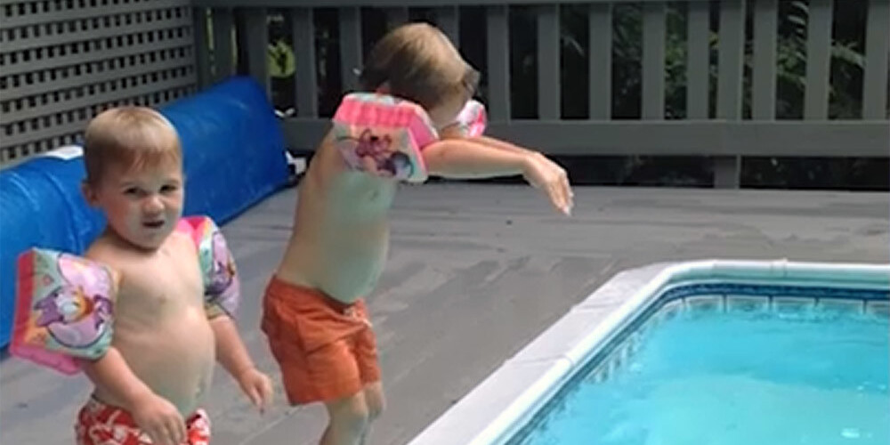 Jautrs VIDEO ar maza puikas mēģinājumu atkārtot mātes ieniršanu baseinā