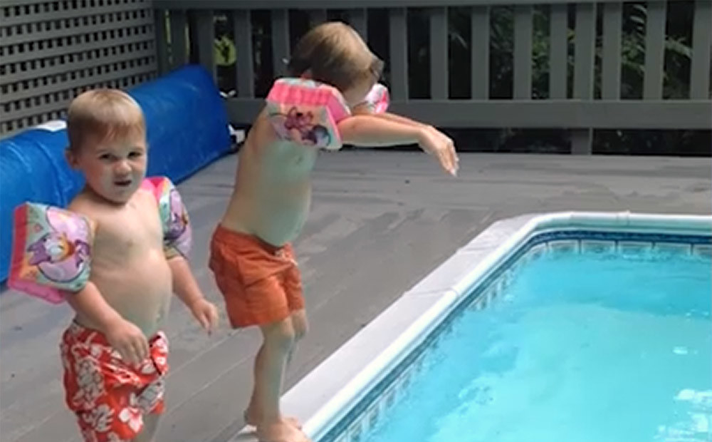 Jautrs VIDEO ar maza puikas mēģinājumu atkārtot mātes ieniršanu baseinā