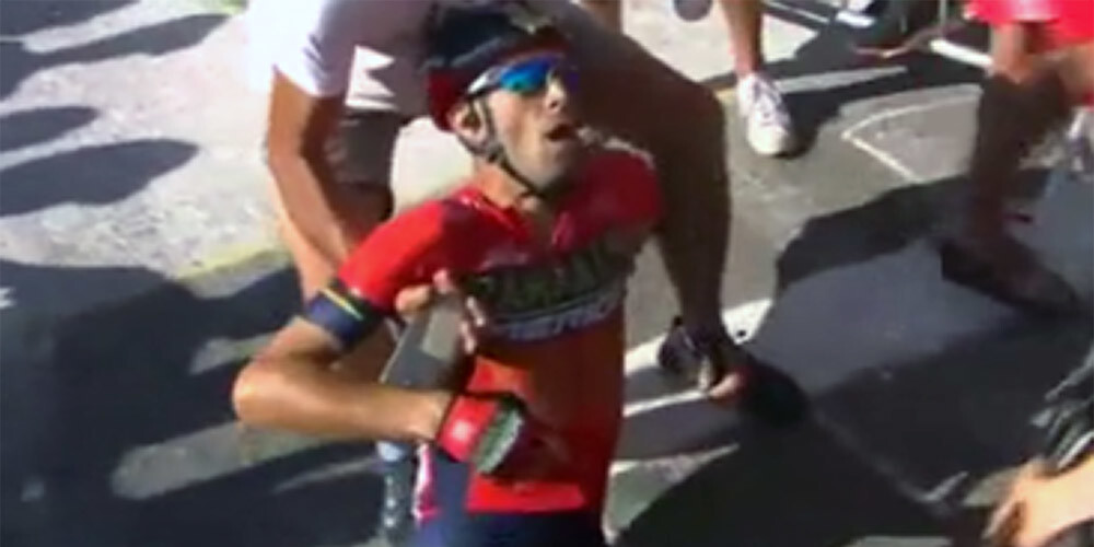 Itāļu riteņbraucējs Nibali pēc sadursmes ar policijas motociklu izstājas no "Tour de France"