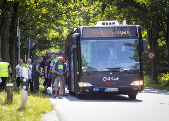 Autobusā Vācijā kāds irānis ar nazi sadūris 8 cilvēkus