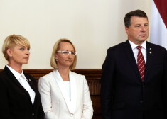 XXVI Vispārējo latviešu Dziesmu un XVI Deju svētku izpilddirektore Eva Juhņēviča (no kreisās), kultūras ministre Dace Melbārde un Valsts prezidents Raimonds Vējonis pieņemšanas laikā  XXVI Vispārējo latviešu dziesmu un XVI Deju svētku organizatoriem.