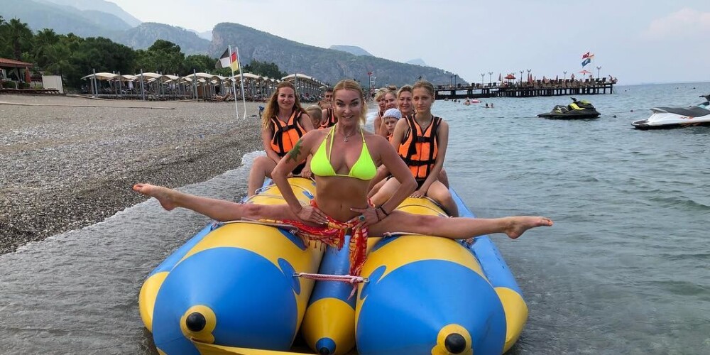 Анастасия Волочкова в Турции: мини-бикини, невероятные шпагаты и "голые" фото