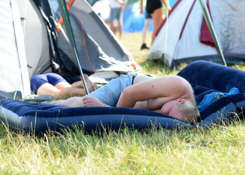 "Positivus" festivāla apmeklētāji atpūšas telšu pilsētiņā.