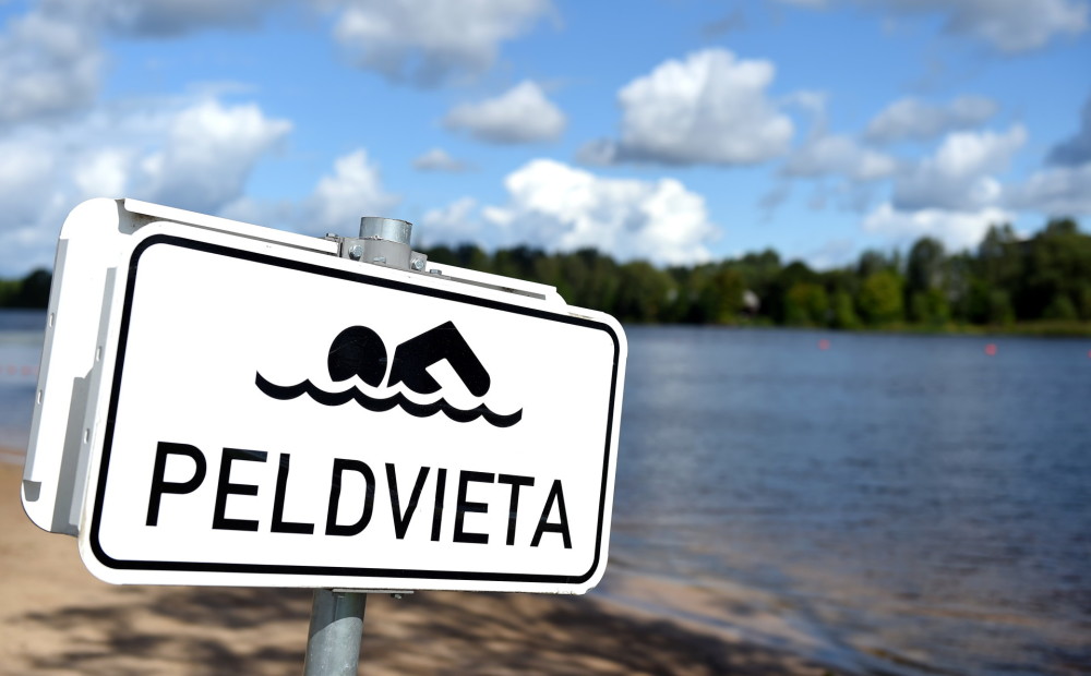 Rīgas peldvietās šodien ūdens temperatūra nav zemāka par 20 grādiem