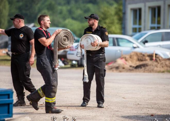 Mežs un kūdra Valdgalē joprojām deg ar atklātu liesmu; dzēšanas darbi turpinās arī naktī