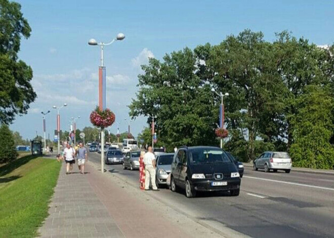 Avārijas dēļ Jelgavā veidojas sastrēgumi, kas var ietekmēt arī "Prāta Vētras" koncerta apmeklētājus