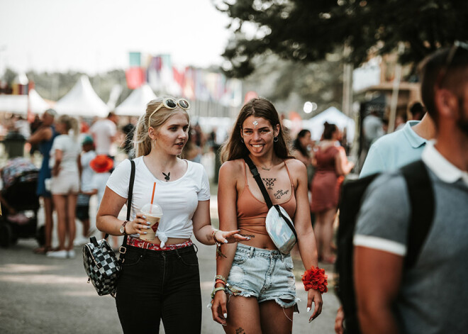 FOTOREPORTĀŽA: "Positivus" apmeklētāji turpina baudīt festivālu