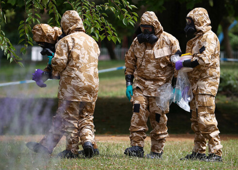 Lielbritānijas policija aizsargtērpos rosās Solsberi parkā, kur meklē nāvējošā "Novičok" pēdas