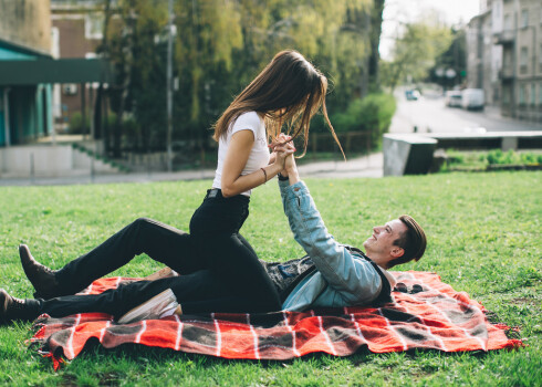 Ja pāris prot savā pagātnē atrast vismaz dažas pozitīvas lietas, 94% gadījumu laulība ir veiksmīga. Ja laimīgas atmiņas pazūd, laulībai ir nepieciešama palīdzība.