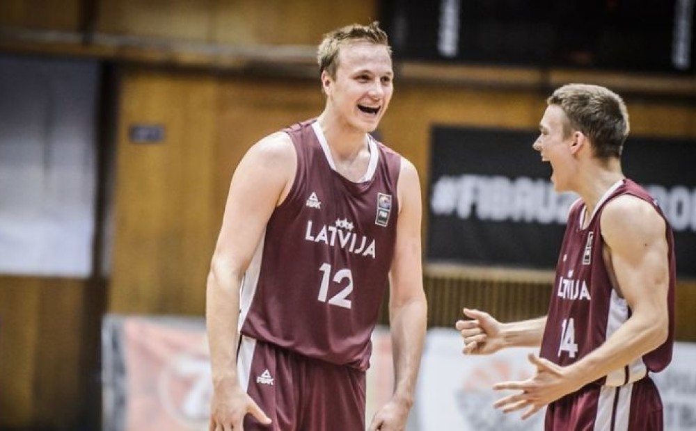 Latvijas U-20 basketbolisti uzvar Krieviju un atgriežas A divīzijā; Strautiņš efektīvākais turnīrā