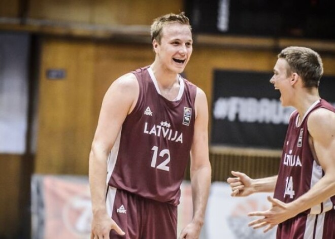 Latvijas U-20 basketbolisti uzvar Krieviju un atgriežas A divīzijā; Strautiņš efektīvākais turnīrā