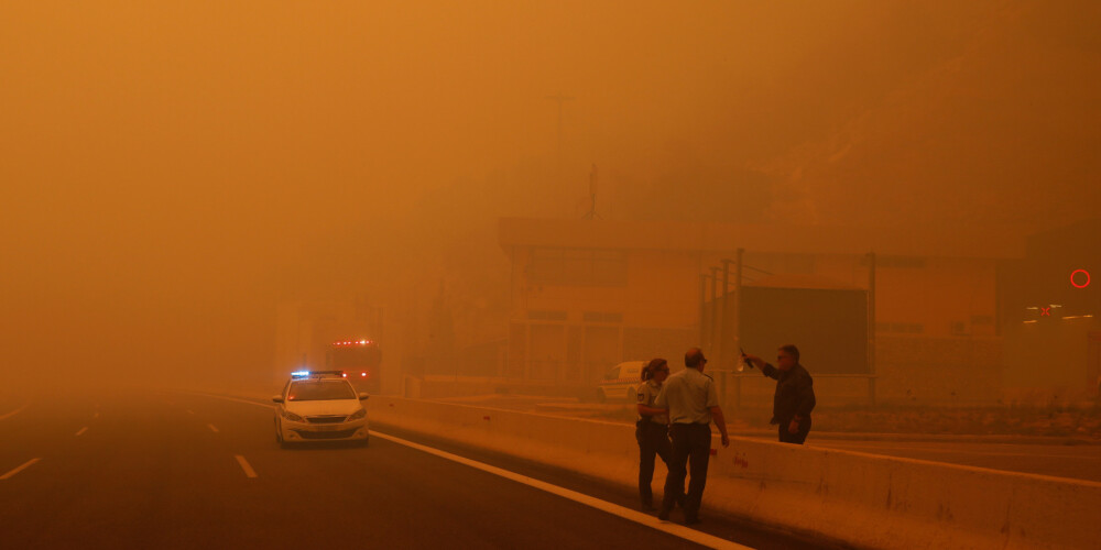 FOTO: apokaliptiski skati arī Atēnās - cilvēki bēg no mājām milzīga meža ugunsgrēka dēļ