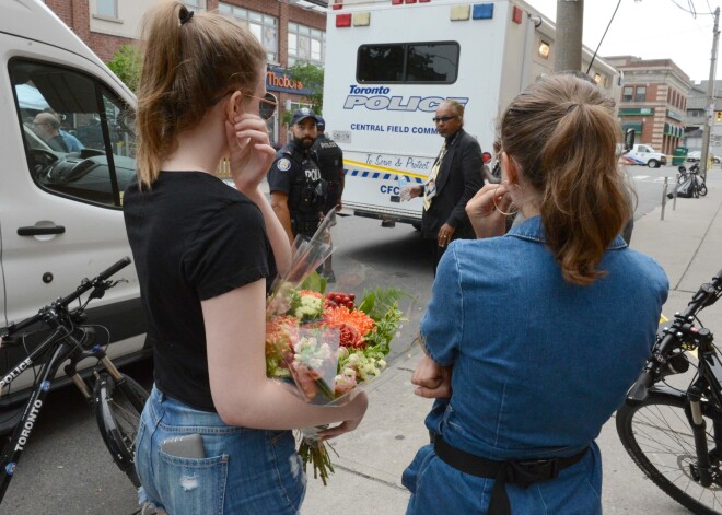 Kanādas lielākās pilsētas Toronto policija pirmdien identificēja vīrieti, kurš svētdienas vakarā šajā pilsētā sarīkoja apšaudi, nogalinot divus cilvēkus un ievainojot vēl 13.