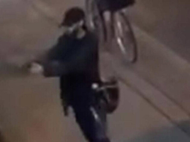 29 gadus vecais Faisals Husains ātri gājis pa ielu un šāvis ielu malās esošajos restorānos un kafejnīcās.