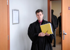 Prokurors ieodas uz Rīgas pilsētas Vidzemes priekšpilsētas tiesas sēdi.