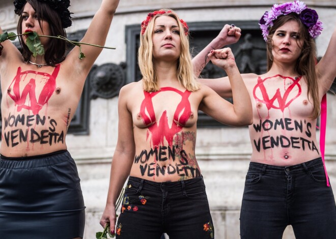 epa06350179 Inna Shevchenko (C) and activists from the Ukrainian feminist group FEMEN during the International Day for the Elimination of Violence Against Women march in Paris, France, 25 November 2017. The United Nations General Assembly has designated November 25 as the International Day for the Elimination of Violence Against Women in an effort to raise awareness of the fact that women around the world are subject to rape, domestic violence and other forms of violence.  EPA/CHRISTOPHE PETIT TESSON