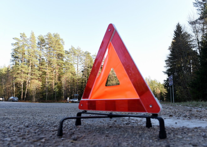 Autoceļu uzturētājs ilgstošā karstuma dēļ brīdina autovadītājus