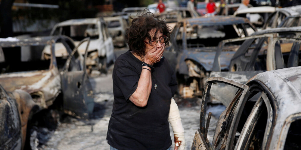 Женщина пытается найти свою собаку в деревне Мати