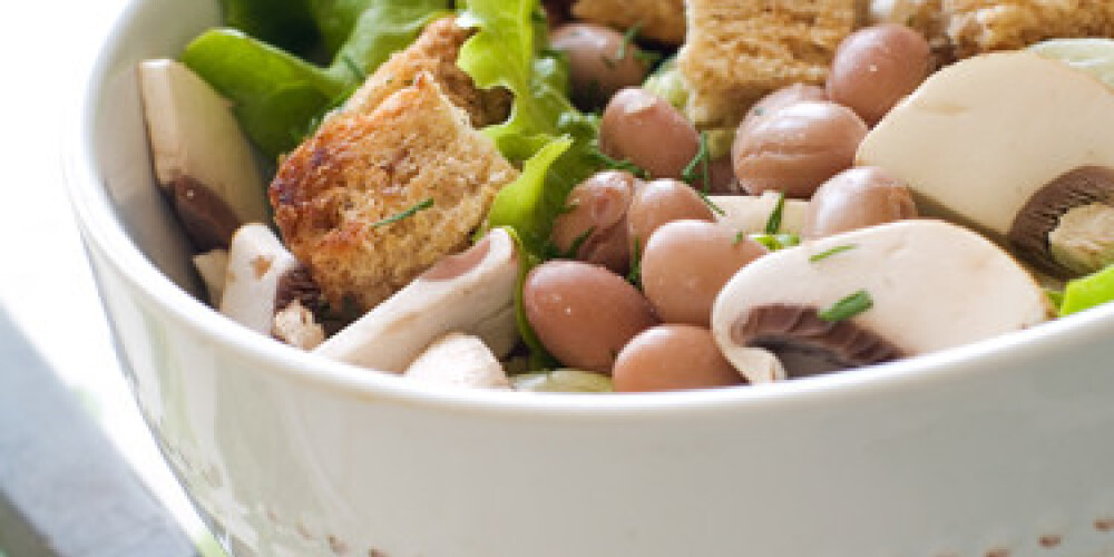 Bean and fresh mushrooms appetizer with lettice and crouton