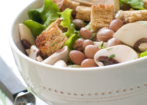 Bean and fresh mushrooms appetizer with lettice and crouton