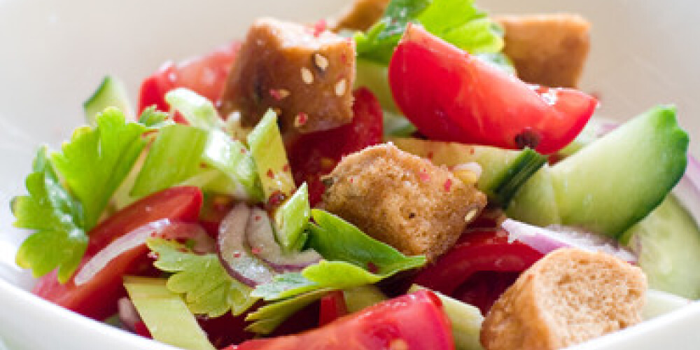 Fresh salad with onions, tomatoes, cucumbers and croutons