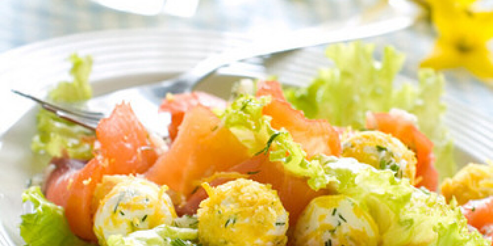 Salad with smoked salmon, cottage cheese balls and lettuce