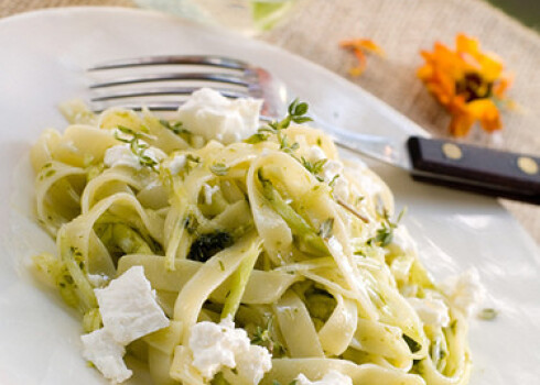 Makaroni ar kabaču strēmelītēm.