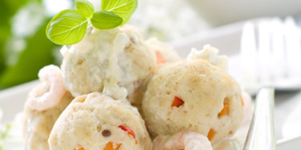 Minced meat balls with vegetables and shrimp sauce