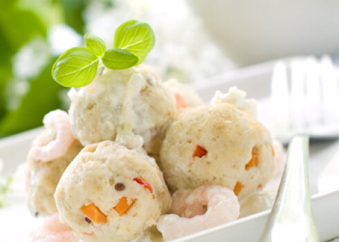 Minced meat balls with vegetables and shrimp sauce