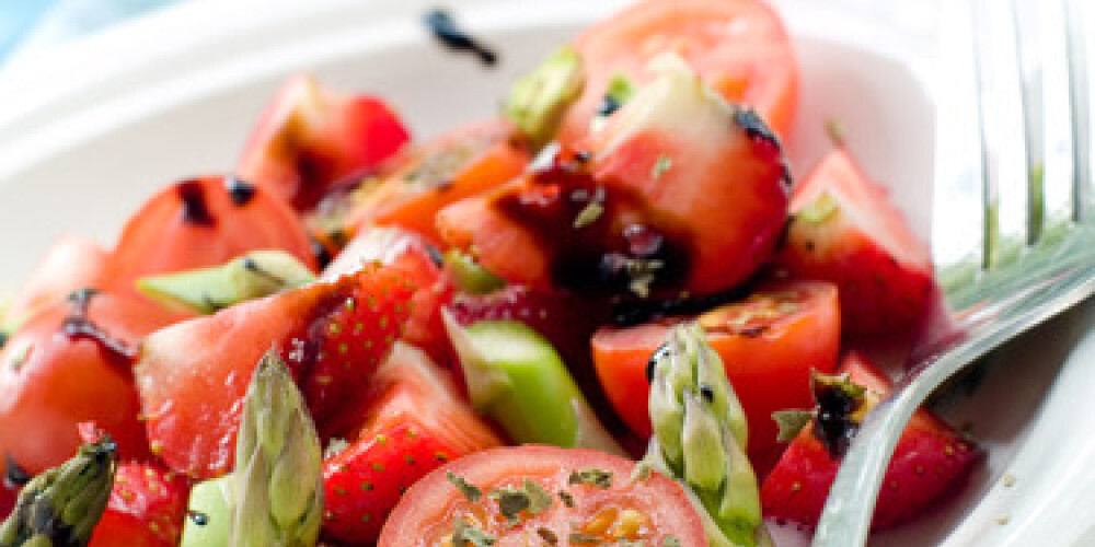 Fresh salad with strawberry, asparagus and tomato. Selective focus