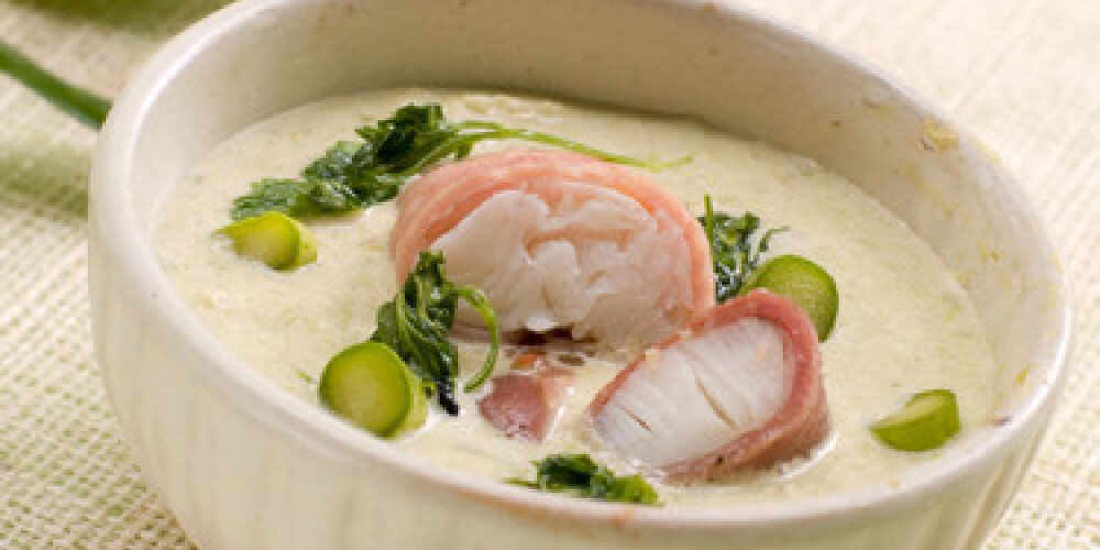 Sparģeļu krēmzupa ar kraukšķīgo pikšu