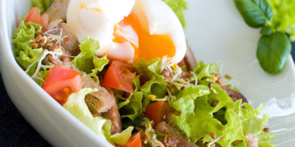 Lettuce and beef vegetable salad, with egg. Delicious healthy eating.