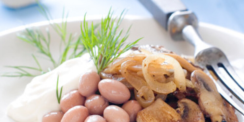 Bean and mushrooms appetizer with onion and dill