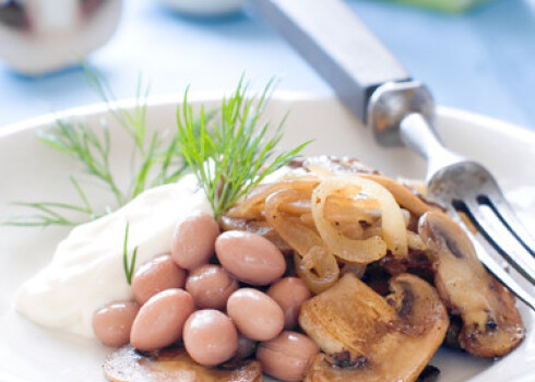Bean and mushrooms appetizer with onion and dill
