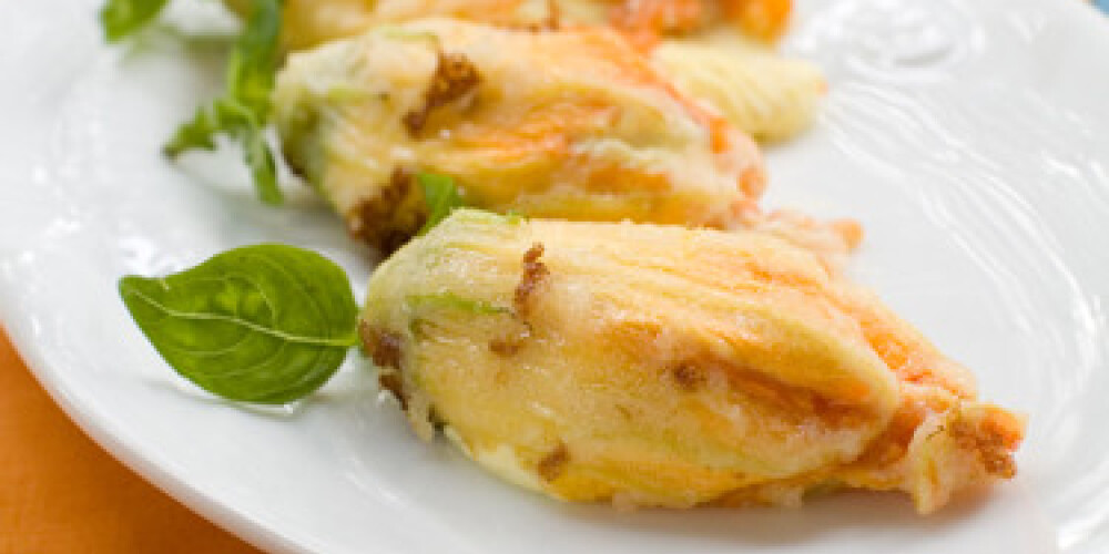 Pildīti kabaču ziedi.