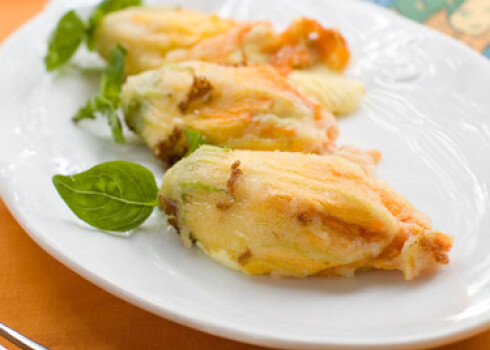 Pildīti kabaču ziedi.