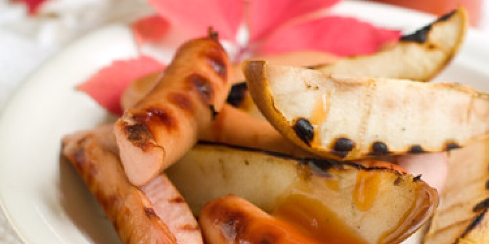 Tītara filejas cīsiņi ar bumbieriem