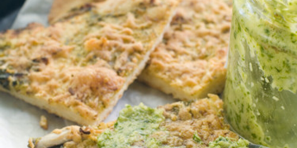 Plāceņi ar zaļo lociņu pesto