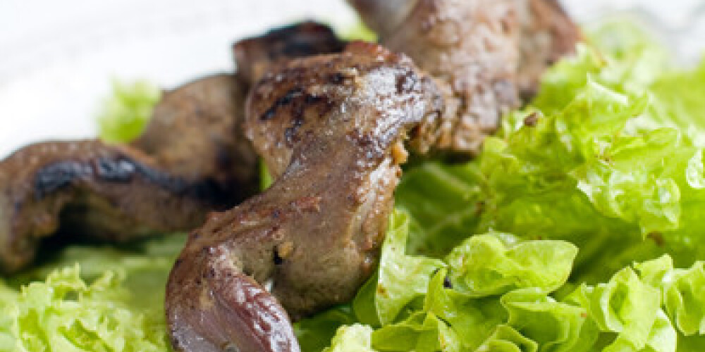 Grilled liver kebab with onion and lettuce