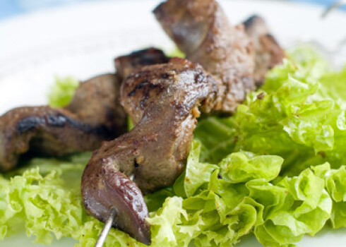 Grilled liver kebab with onion and lettuce