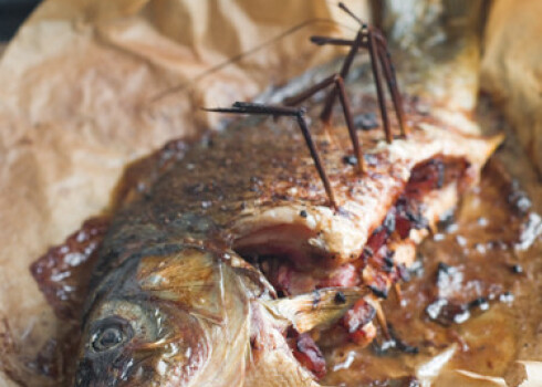 Karpa ar bekonu un sīpoliem