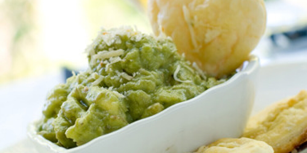 Krekeri ar avokado un ķiploku mērci