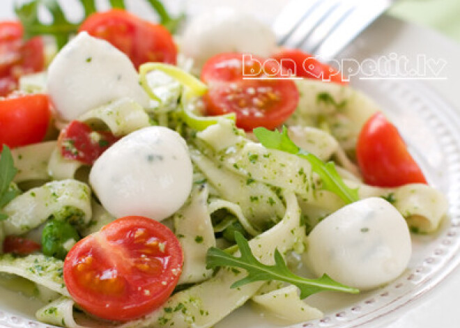 Pasta with pesto, mozzarella and tomato, selective focus