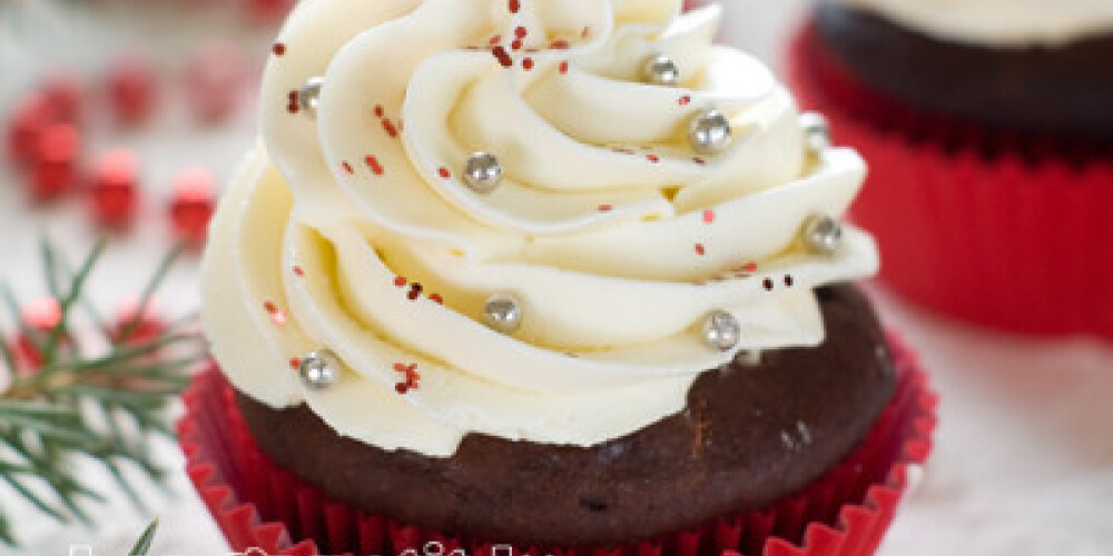 Gingerbread cupcake with christmas decoraton, selective focus