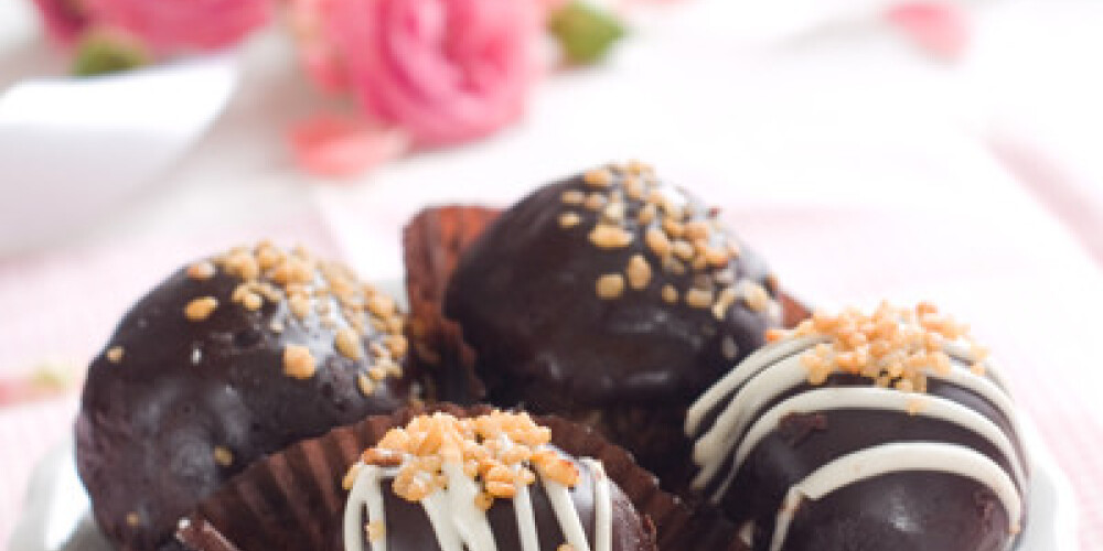 Chocolate cake with pink roses for celebration, selective focus