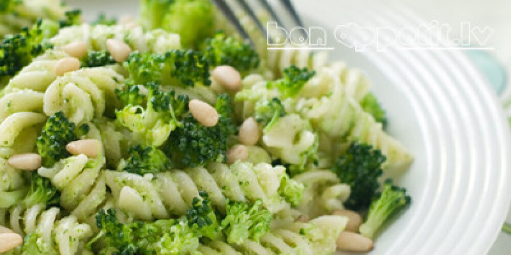 Fresh pasta with broccoli, pesto and pine nuts, selective focus