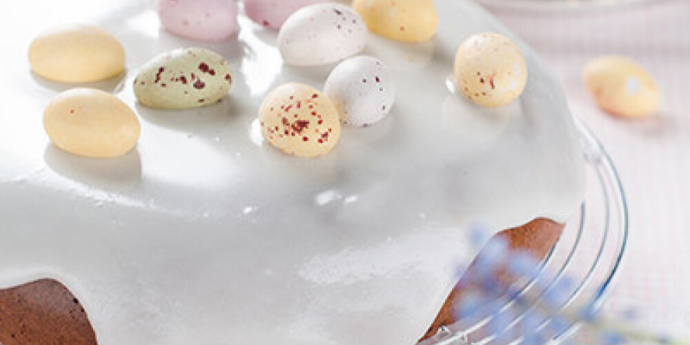 Lieldienu riekstu kūka ar citronu glazūru