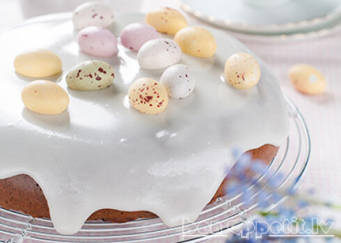 Lieldienu riekstu kūka ar citronu glazūru