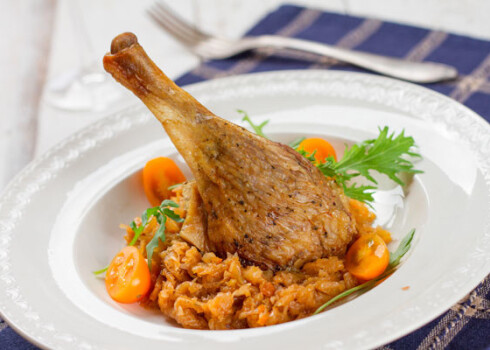 Ar kāpostiem un āboliem pildīts pīles cepetis