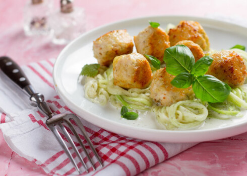 Vistas gaļas kotletes ar kabaču nūdelēm